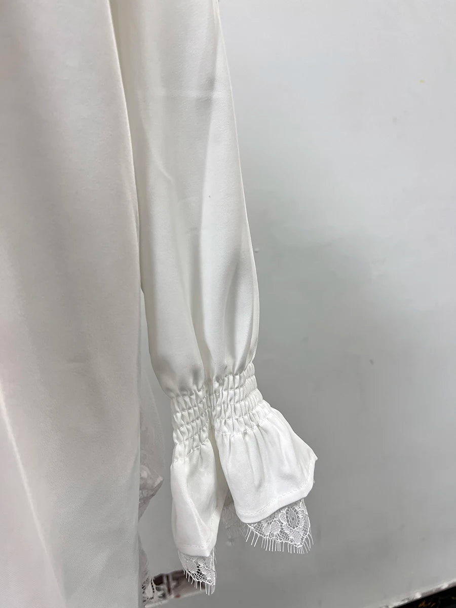 Elegantes Damen-Minikleid mit Rundhalsausschnitt, langen Ärmeln und Schnürung im Patchwork-Design – figurbetont und stilvoll.