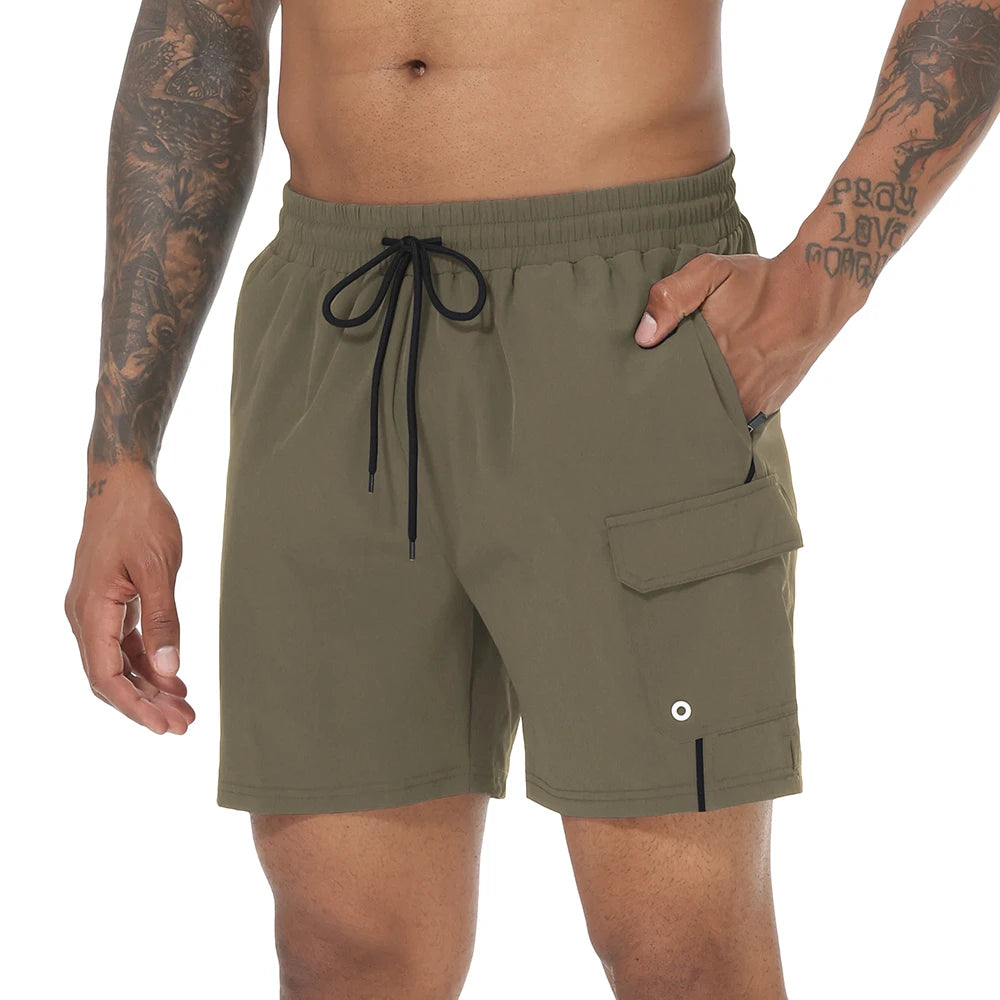 Sommerliche Herren-Badeshorts mit Camouflage-Streifen, schnelltrocknend, mit Reißverschlusstaschen und Mesh-Futter – ideal für Strand und Surfen.