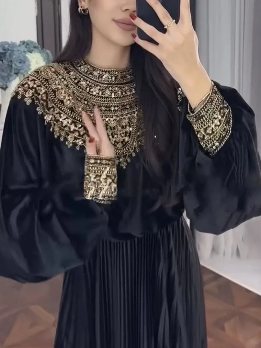 Elegantes Damenkleid mit Rundhalsausschnitt und langen Ärmeln – Patchwork-Design mit Perlen für einen stilvollen Auftritt.