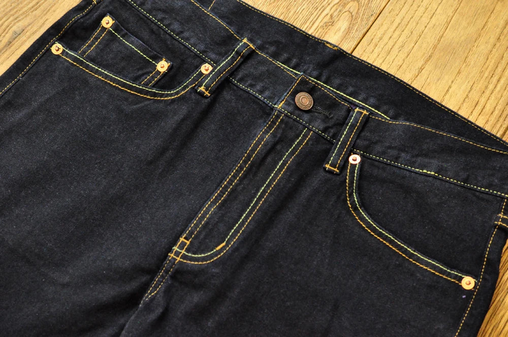 Herren Jeans im Vintage-Stil mit doppelseitiger Färbung und Kanten