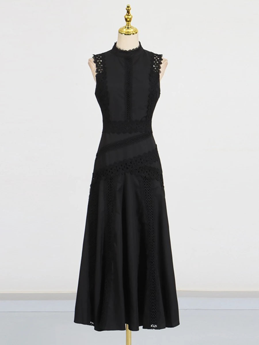 Ärmelloses Damen-Spitzenkleid mit Rundhalsausschnitt und Patchwork-Design – figurbetont und mit Hohldetails.