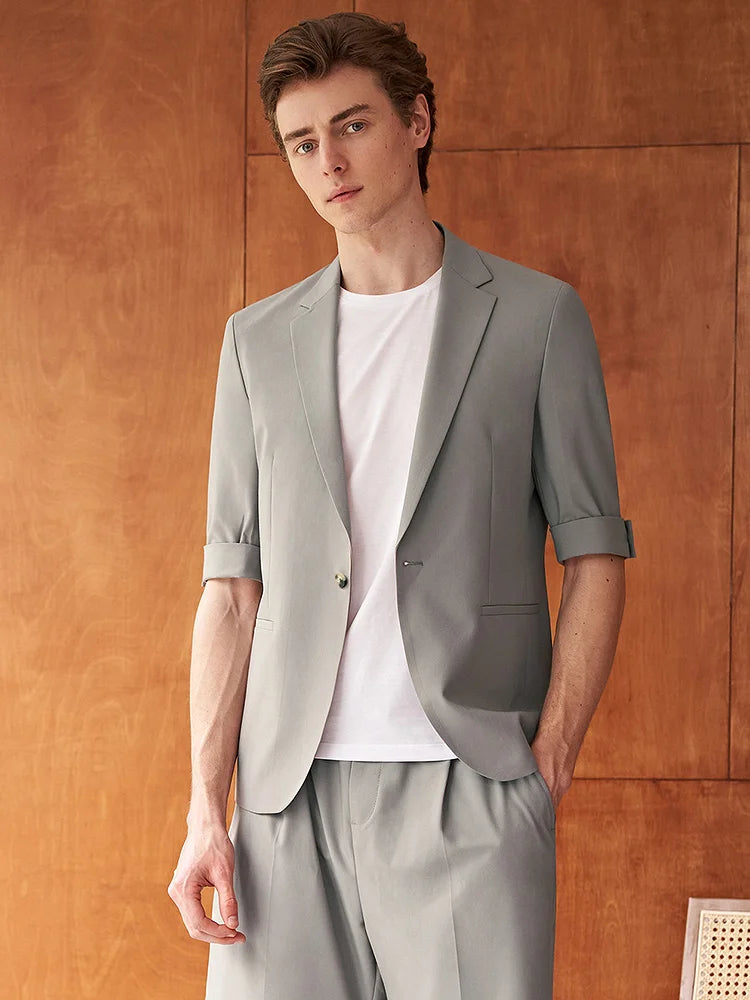 Eleganter Herrenanzug mit grauem Nadelstreifen, doppelreihigem Sakko, Weste und Hose – ideal für Hochzeit, Büro und festliche Anlässe.