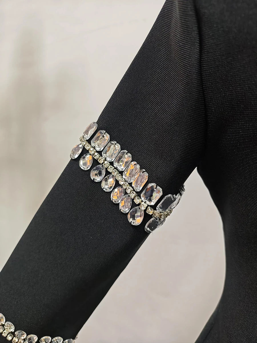 Elegantes Damenkleid mit Rundhalsausschnitt, halblangen Ärmeln und Spitzen-Patchwork-Design – figurbetont und stilvoll.