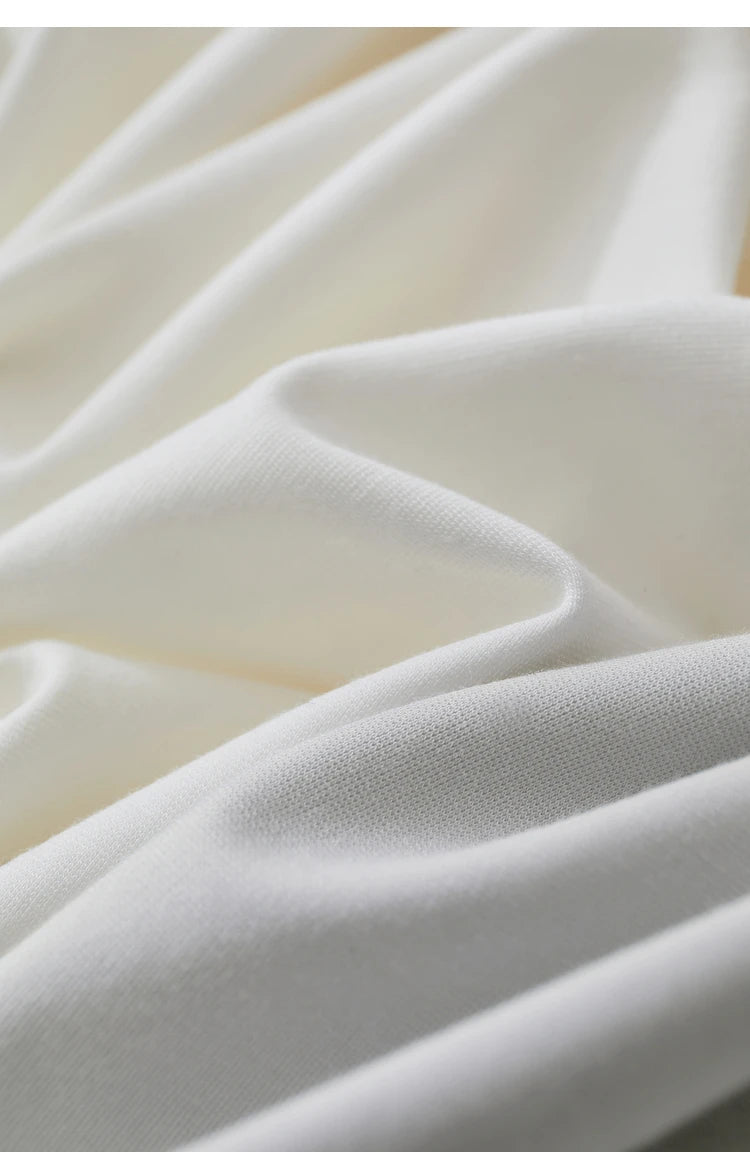 Damen T-Shirts im Minimalismus-Stil mit asymmetrischem V-Ausschnitt und kurzen Ärmeln