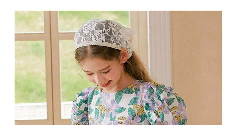 Kurzes Mädchen-Kleid mit Puffärmeln und Cheongsam-Design, Patchwork aus Gaze in Lila-Blau, mit Perlenknöpfen – für Kinder von 3 bis 12 Jahren.