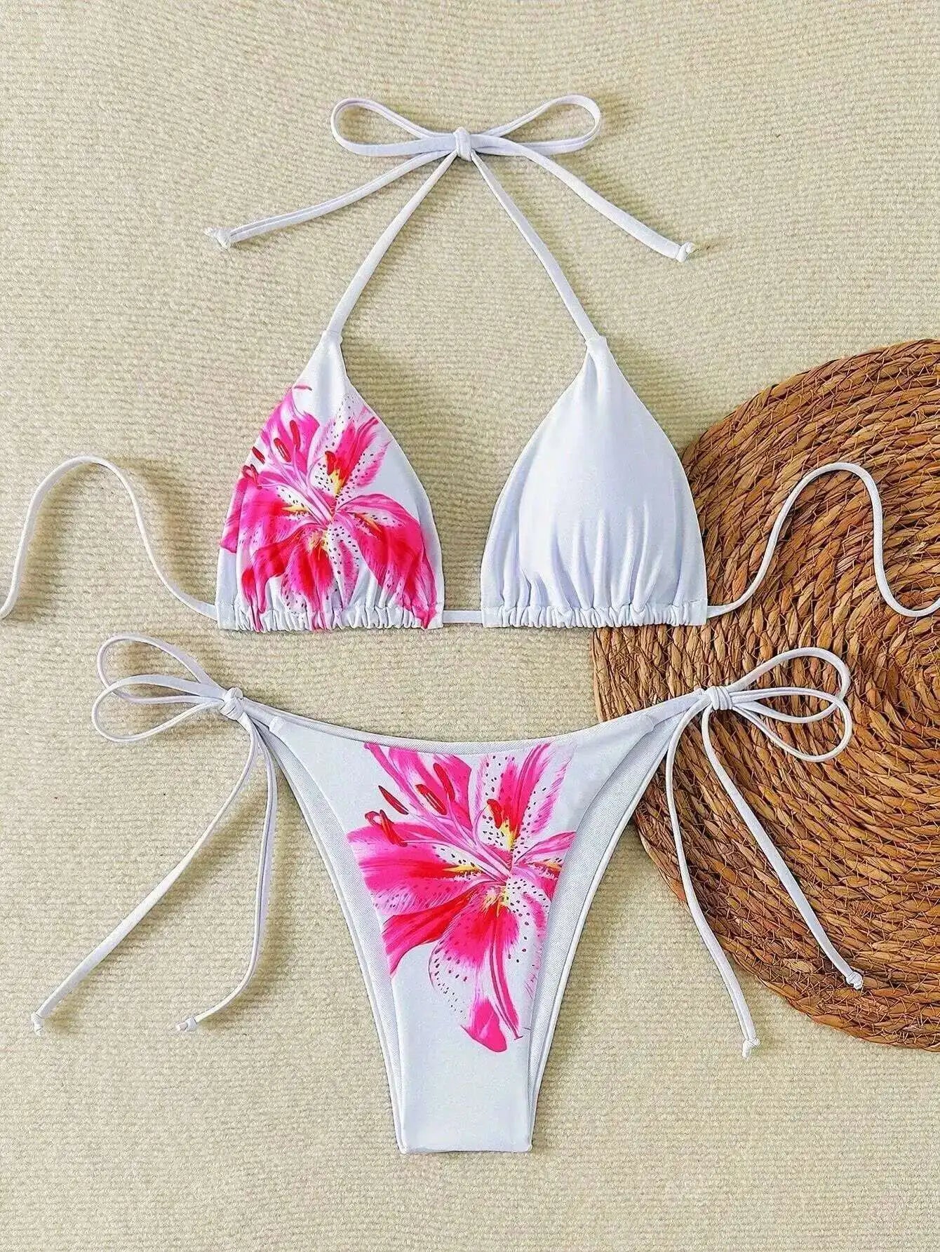 Sommerlicher roter Bikini mit Push-up-Effekt – verführerisches Bade-Set im brasilianischen Stil für Strand und Pool.