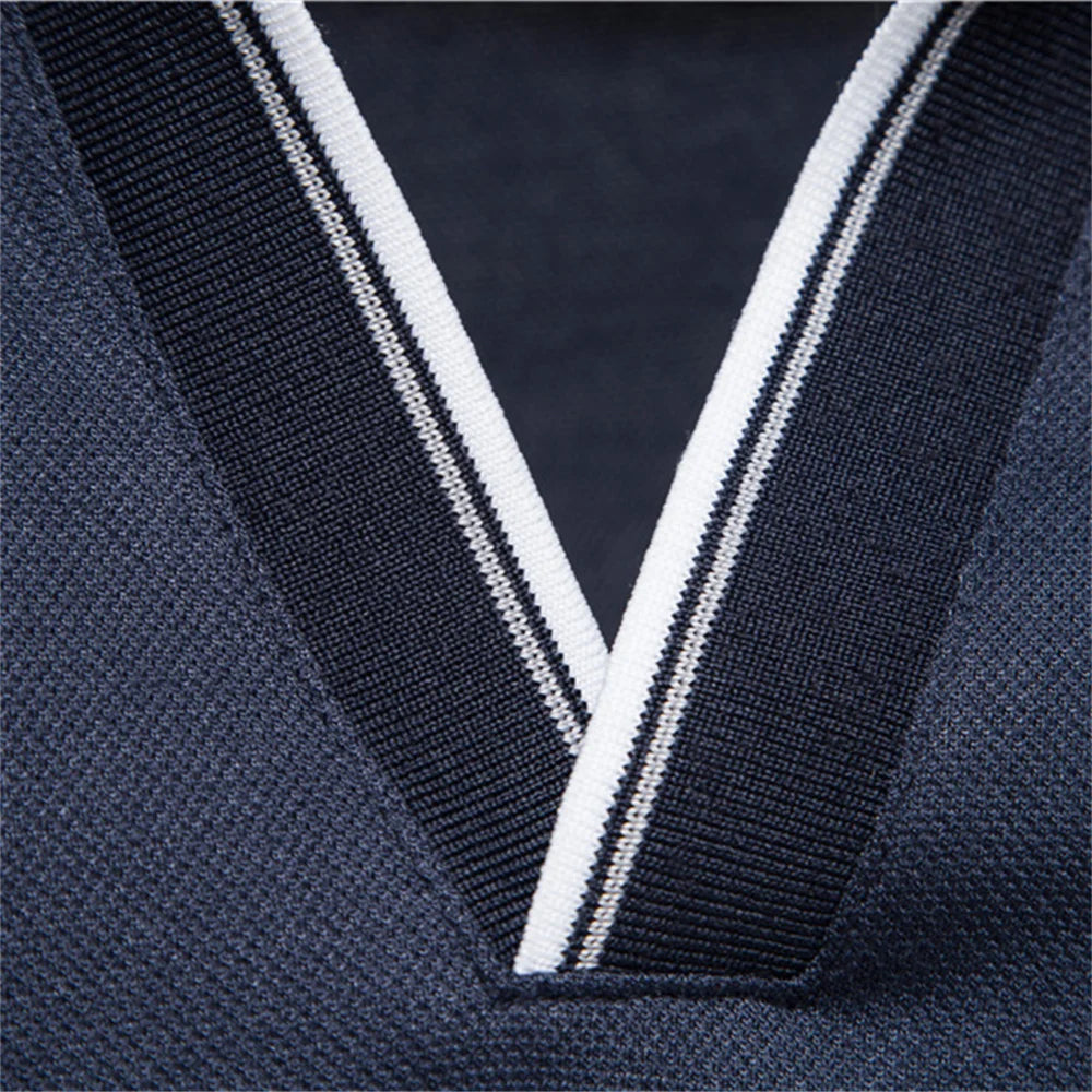 Herren Poloshirt mit V-Ausschnitt im einfarbigen, klassischen Stil