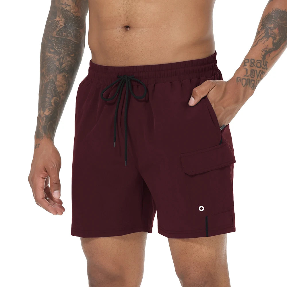 Sommerliche Herren-Badeshorts mit Camouflage-Streifen, schnelltrocknend, mit Reißverschlusstaschen und Mesh-Futter – ideal für Strand und Surfen.