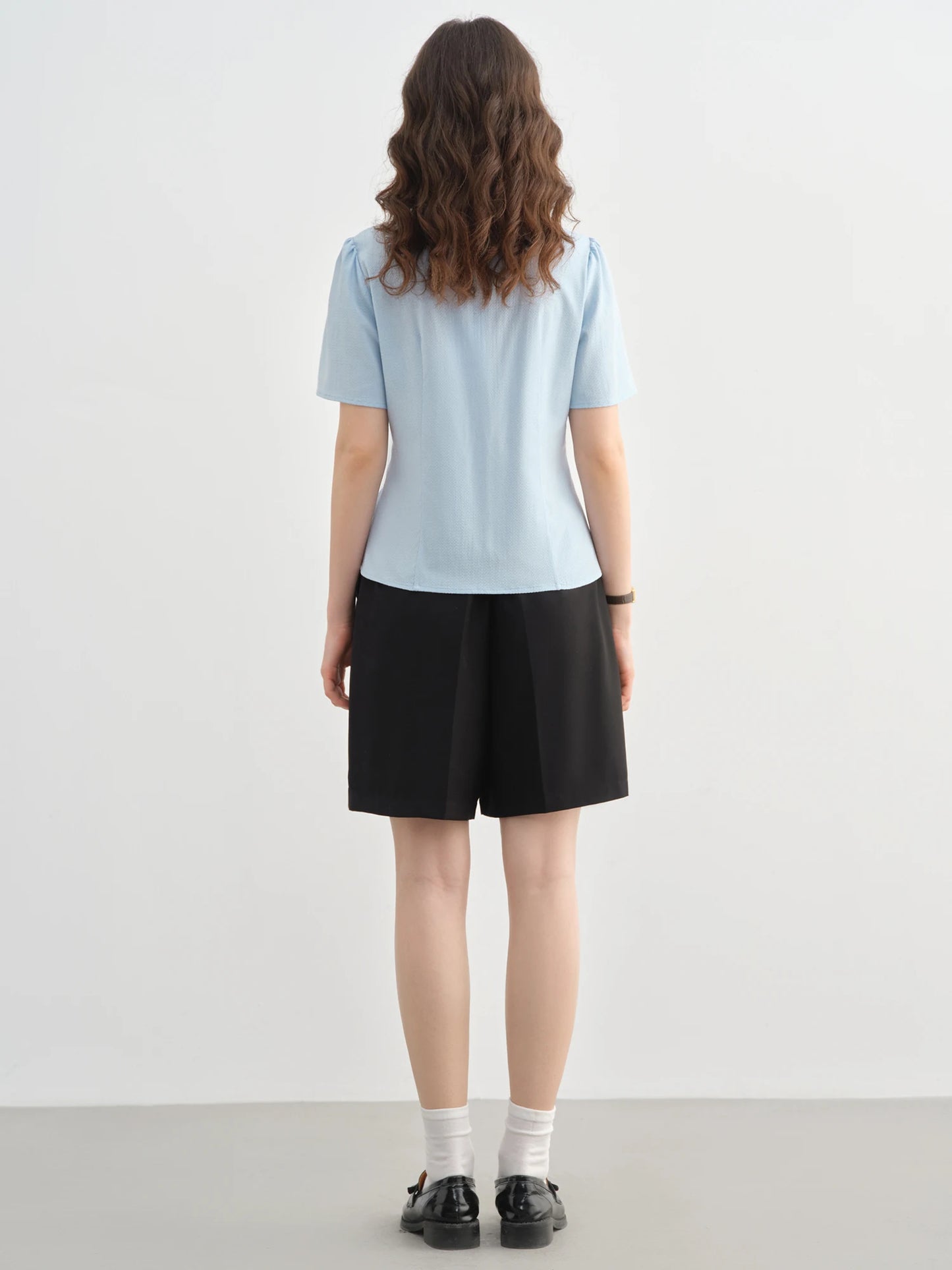 Elegantes Damen-Outfit in Plus-Size mit Shirt, Rock und Weste in Gelb – Perfekt für den Frühling und festliche Anlässe.