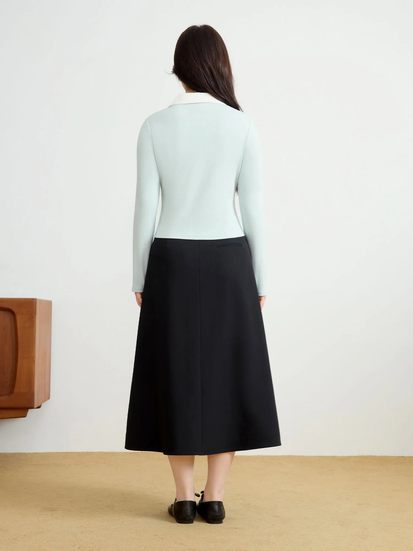 Elegante Damen-Spitzenbluse mit langen Ärmeln und Knopfleiste in sanftem Beige und Lila – ideal für den Winter.