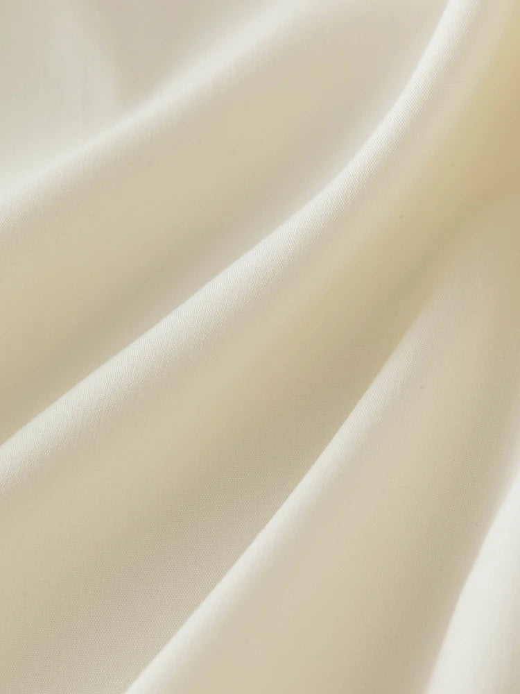 Elegantes Damen-T-Shirt in Weiß mit einzigartigem Design und vielseitigem Kragen – ideal für den Sommer.