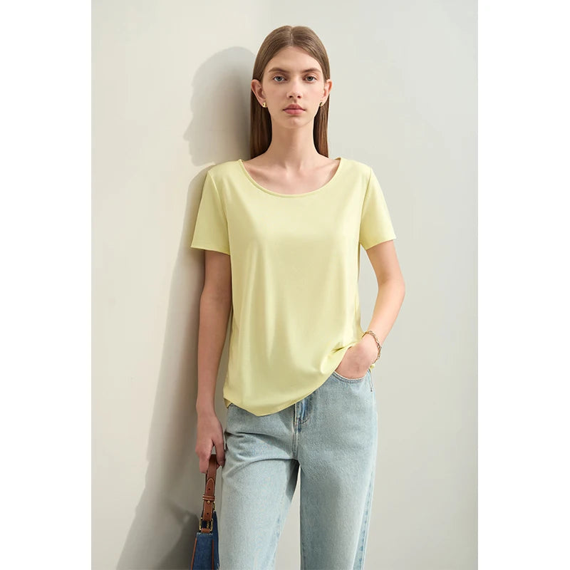 Damen T-Shirt im minimalistischen Stil mit großem U-Ausschnitt und kurzen Ärmeln