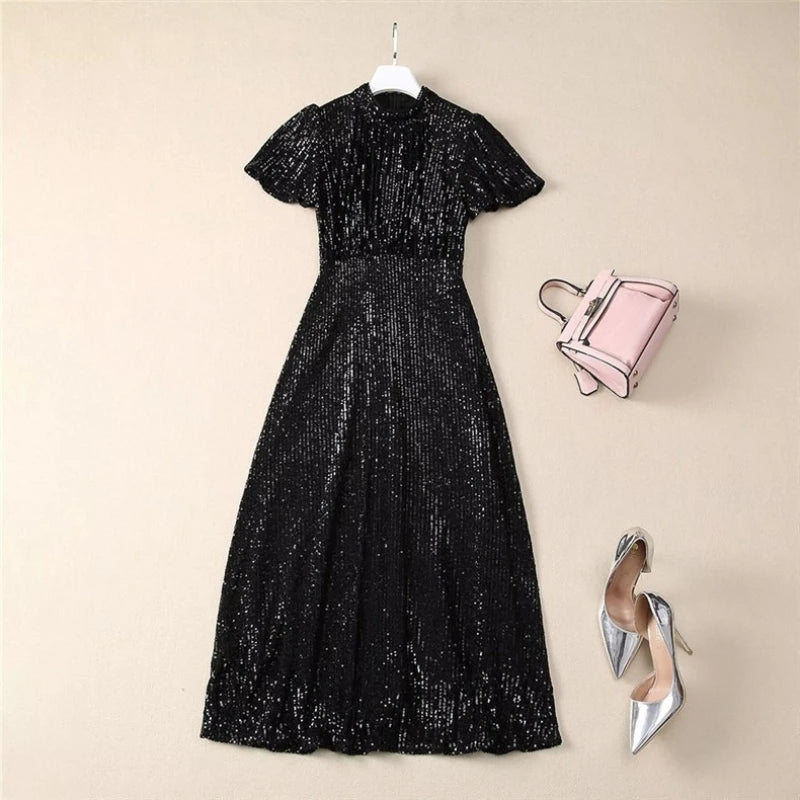 Elegantes Damenkleid mit Rundhalsausschnitt, langen Ärmeln und Perlen-Patchwork – figurbetontes Design für stilvolle Anlässe.