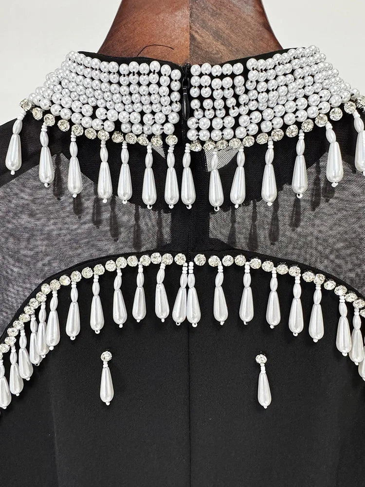 Elegantes ärmelloses Minikleid mit Rundhalsausschnitt und Patchwork-Schal für Damen – figurbetont und stilvoll.