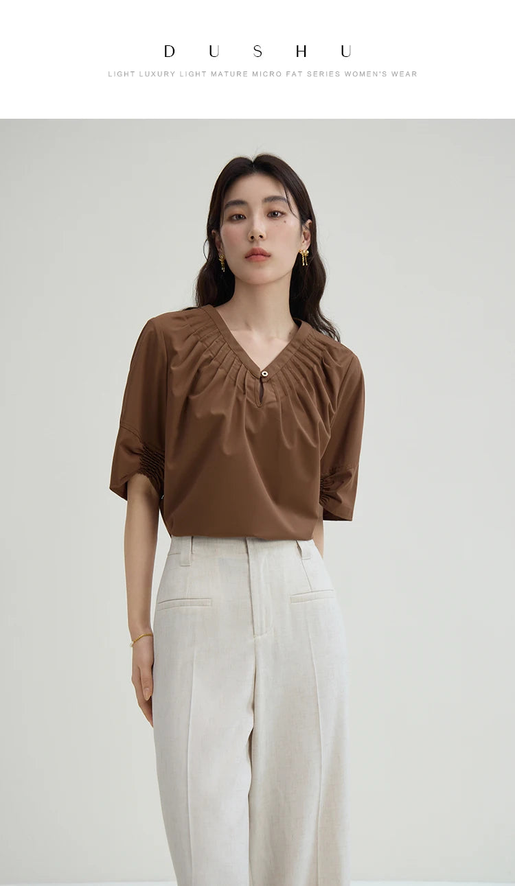 Elegantes Damen-T-Shirt in Weiß mit einzigartigem Design und vielseitigem Kragen – ideal für den Sommer.