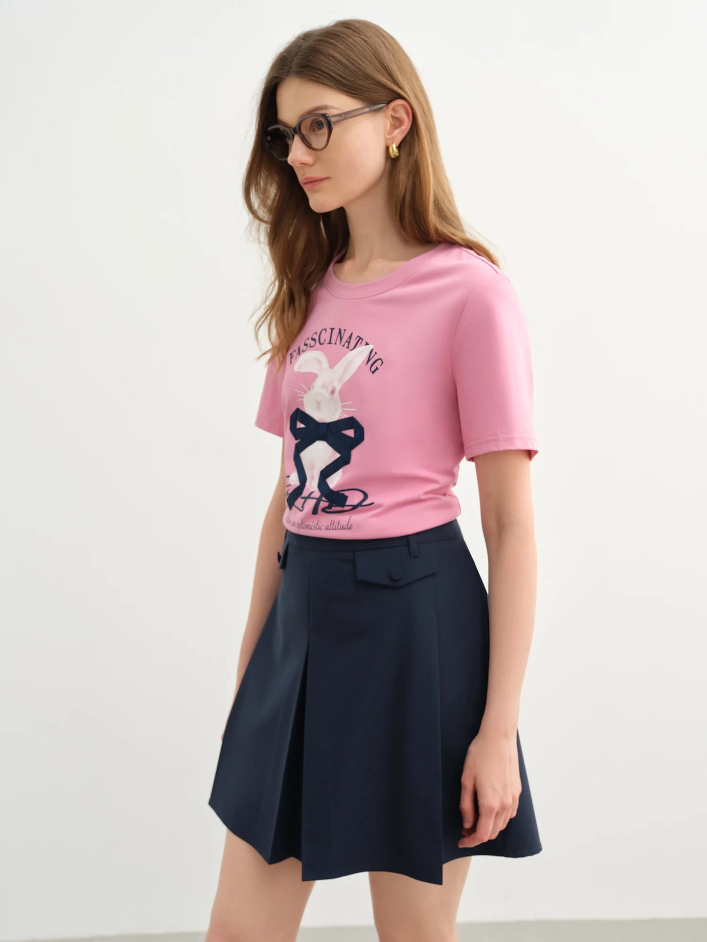 Schwarzes Damen-Frühlingsshirt mit Spitzenbesatz und V-Ausschnitt – Figurbetontes Strickdesign für Büro und Freizeit, wahlweise mit kurzen oder langen Ärmeln.