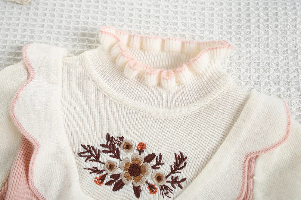 Mädchen Kleid aus gestricktem Material mit süßen gestickten Blumen und Farbblock