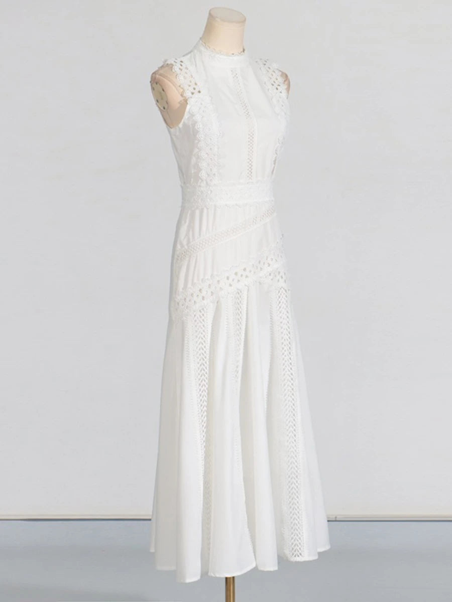 Ärmelloses Damen-Spitzenkleid mit Rundhalsausschnitt und Patchwork-Design – figurbetont und mit Hohldetails.