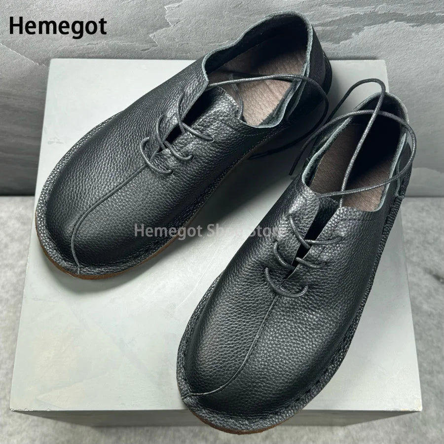 Herren-Lederschuhe in Schwarz, geschnürte Vorderseite mit Ziernähten und Kragen