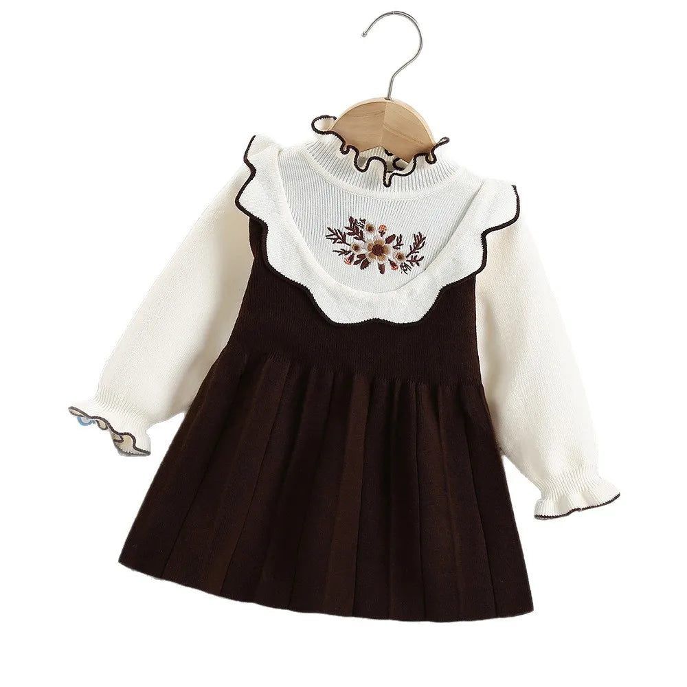 Mädchen Kleid aus gestricktem Material mit süßen gestickten Blumen und Farbblock