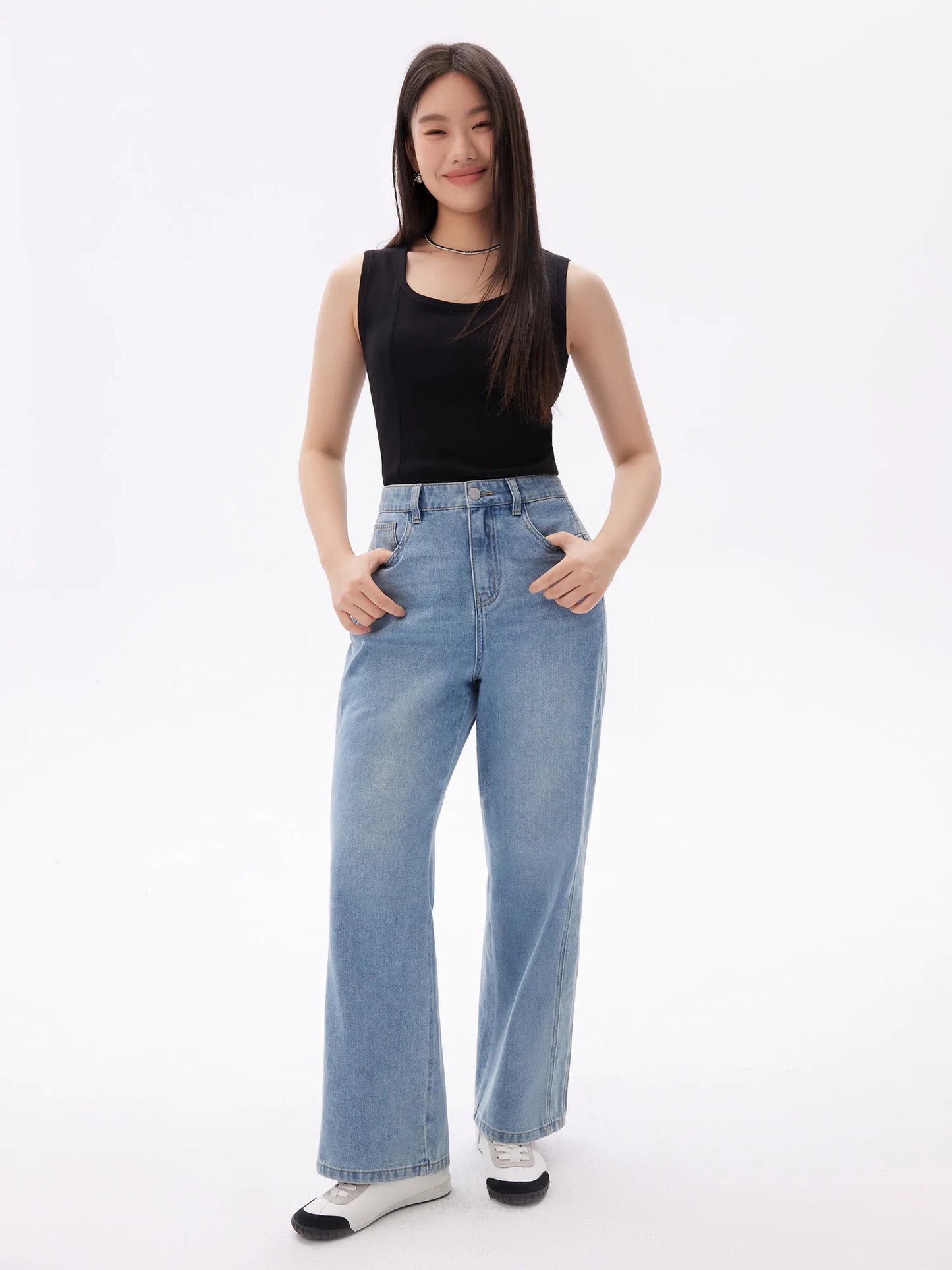 Kurzärmeliges Damen-T-Shirt aus Lyocell mit V-Ausschnitt und Metallperlen-Details – vielseitig und lässig für den Sommer