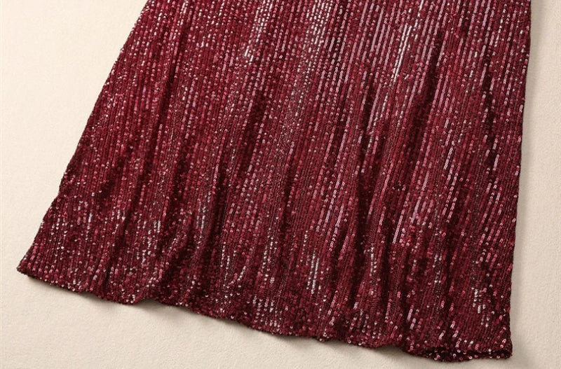 Elegantes Damenkleid mit Rundhalsausschnitt, langen Ärmeln und Perlen-Patchwork – figurbetontes Design für stilvolle Anlässe.