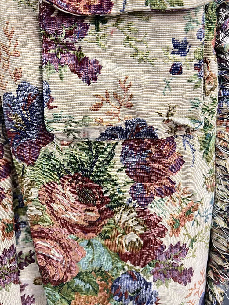 Elegantes Damenkleid mit Stehkragen und kurzen Ärmeln, bestickt und mit Spitzen-Patchwork – modisch und schick.