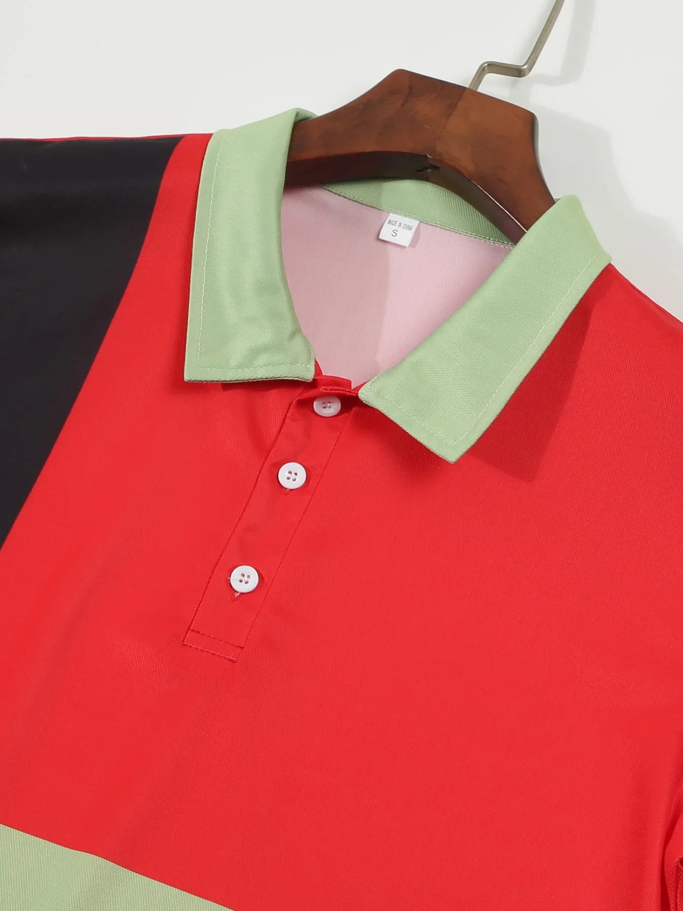 Sommerliches Polohemd mit Farbblock-Design und atmungsaktivem, bequemem Kurzarm – ideal für legere Anlässe