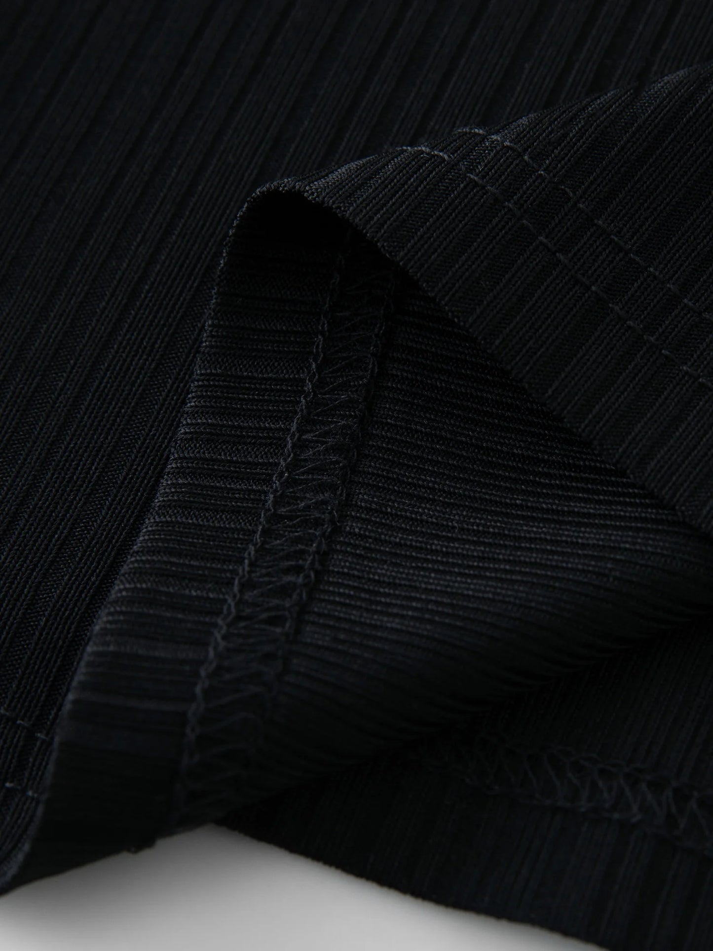 Lässiges Damen-T-Shirt im Minimalismus-Stil mit kurzen Ärmeln – vielseitig kombinierbar in zwei Farben für den Sommer.