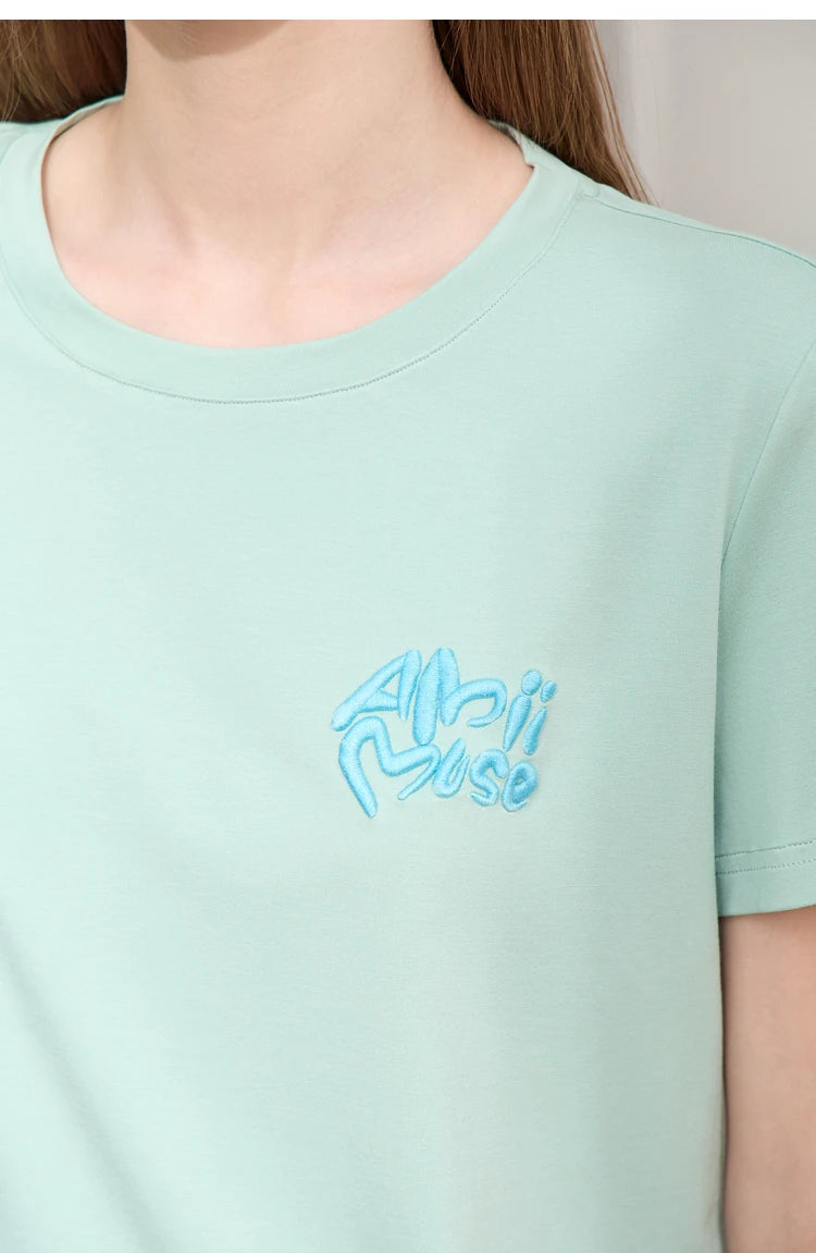 Damen T-Shirt im Minimalismus-Stil mit O-Ausschnitt und Stickerei