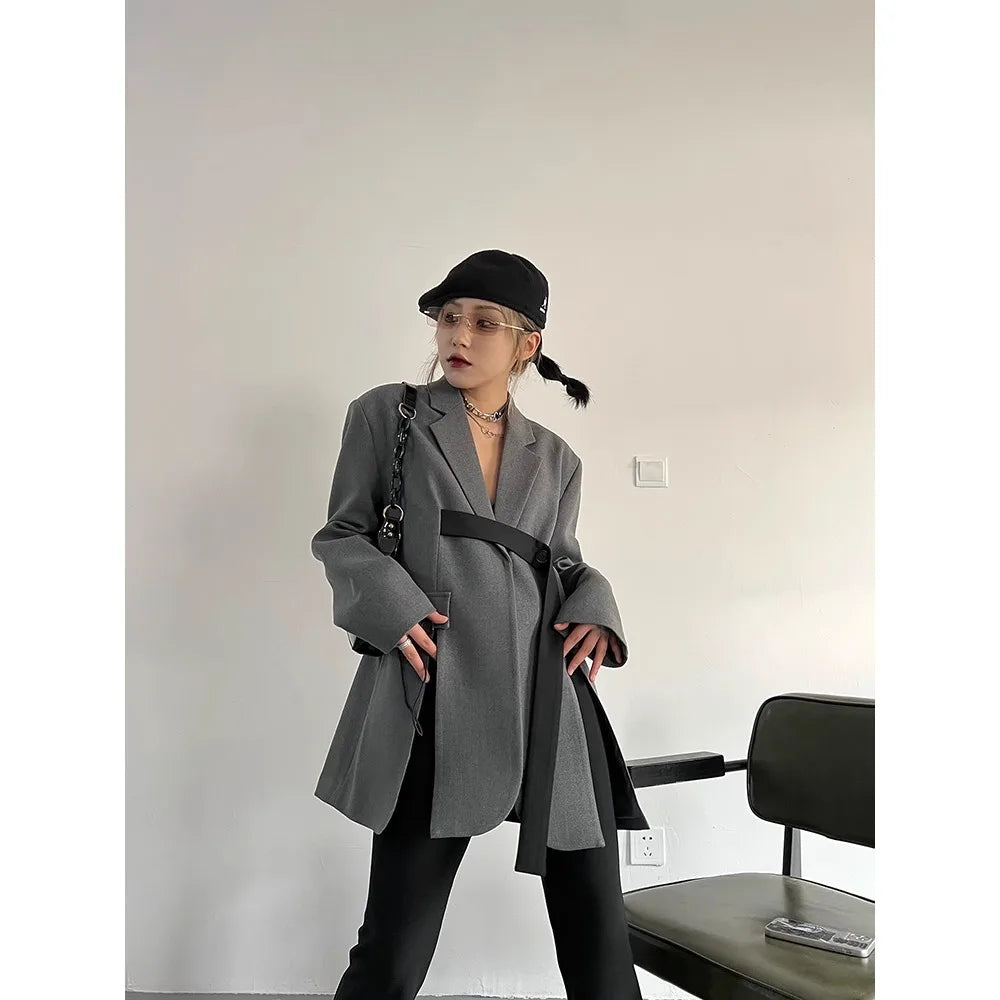 Elegantes Damen-Kleid mit Stehkragen und langen Ärmeln im Patchwork-Design mit Ketten-Details und Diamant-Muster.