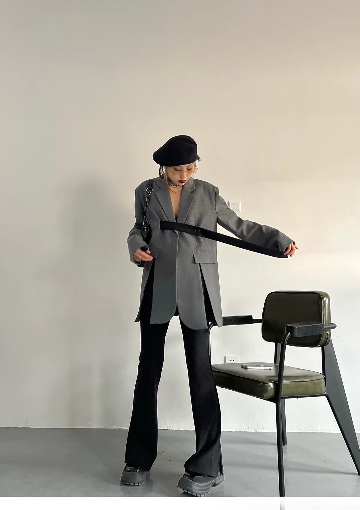 Elegantes Damen-Kleid mit Stehkragen und langen Ärmeln im Patchwork-Design mit Ketten-Details und Diamant-Muster.