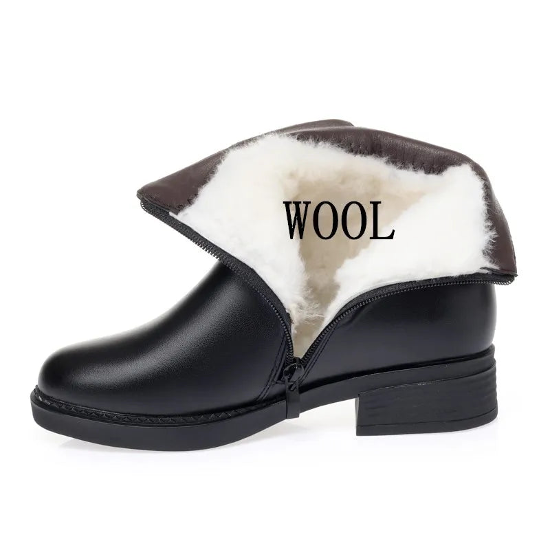 Schwarze Kurzstiefel mit weißem Wollfutter, seitlichem Reißverschluss und Blockabsatz