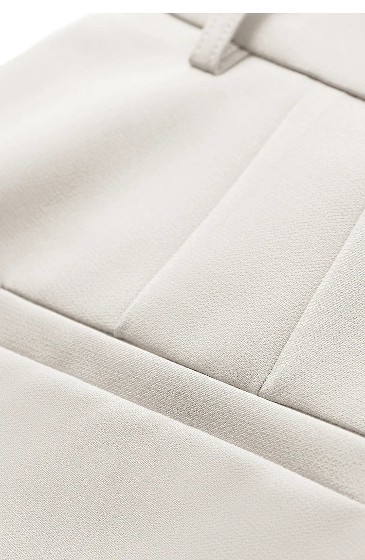 Damen Shorts im minimalistischen Stil mit hoher Taille für das Büro