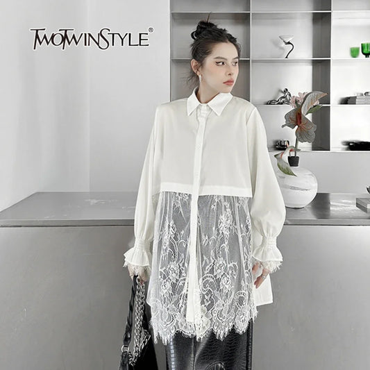 Elegantes Damen-Minikleid mit Rundhalsausschnitt, langen Ärmeln und Schnürung im Patchwork-Design – figurbetont und stilvoll.