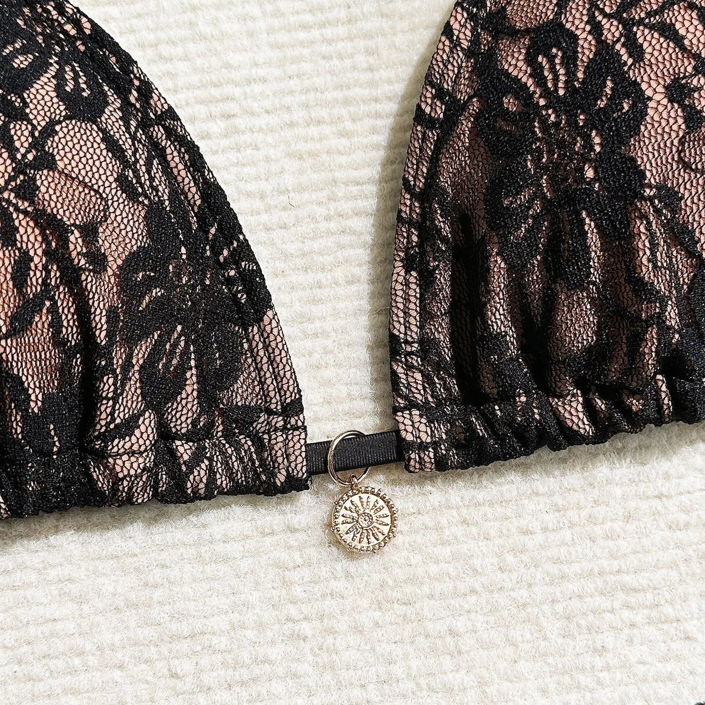 Dreiteiliger Damen-Bikini mit sexy Print und hoher Taille – ideal für Strand und Pool.
