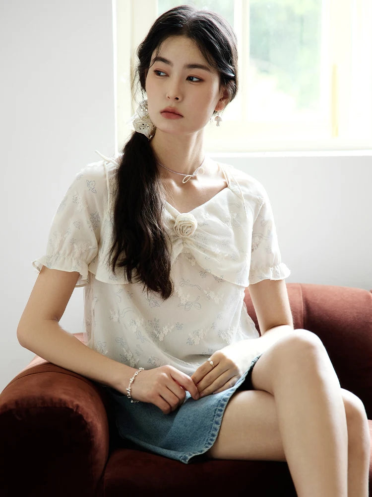 Rundhals-T-Shirt mit kurzen Ärmeln und Print – lockeres, figurbetontes Design für Damen im Sommer.