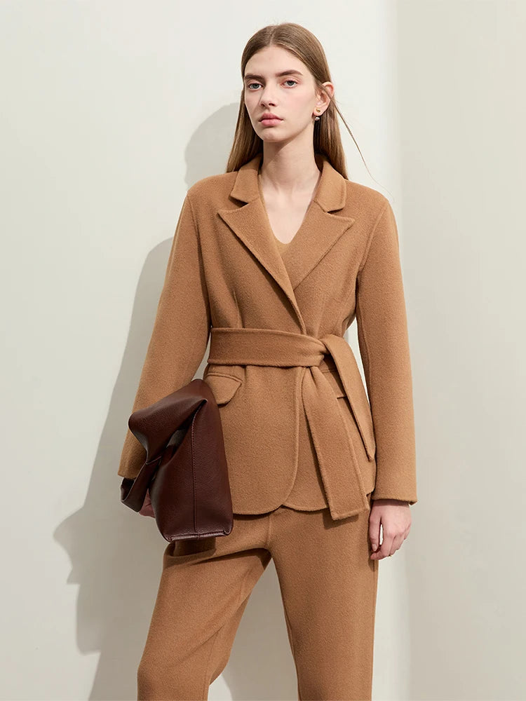 Damen Wollmantel im minimalistischen Stil mit Gürtel und gekerbtem Kragen