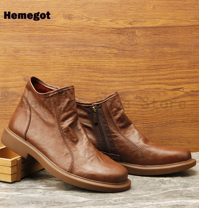 Herren-Boots aus braunem Leder mit seitlichem Reißverschluss, weiche Optik, flache Sohle