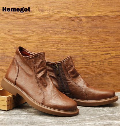 Herren-Boots aus braunem Leder mit seitlichem Reißverschluss, weiche Optik, flache Sohle