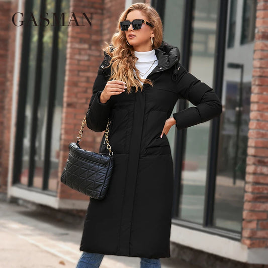 Lange Damen-Winterjacke mit Kunstfell, winddichtem Hut und großen Taschen – Designer-Mantel im Schaflockenstil.