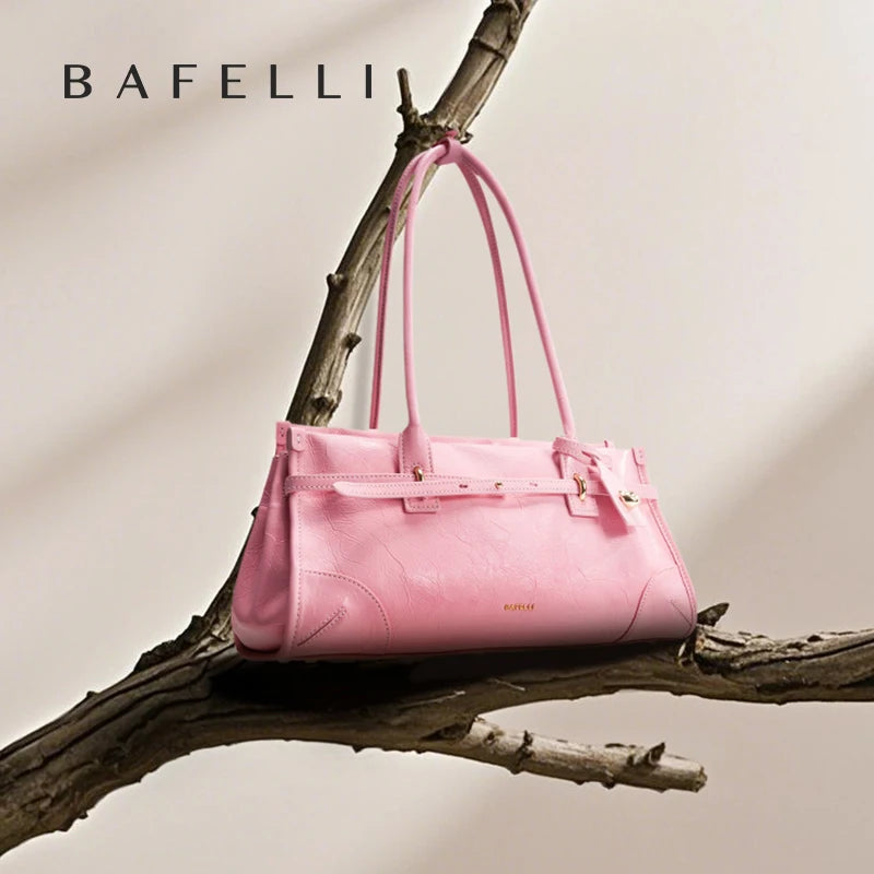 Rosa Handtasche mit Tragehenkeln, Schnallenriemen und Saffiano-Struktur