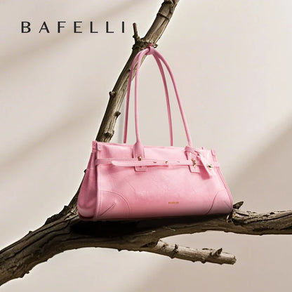 Rosa Handtasche mit Tragehenkeln, Schnallenriemen und Saffiano-Struktur