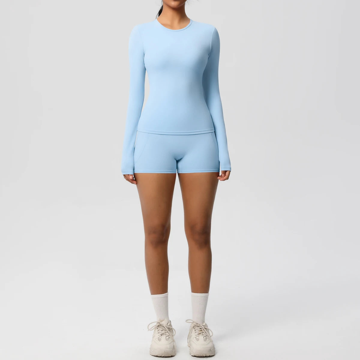 Damen-Yoga-Set Himmelblau, langärmeliges Oberteil und kurze Shorts, Vorderansicht