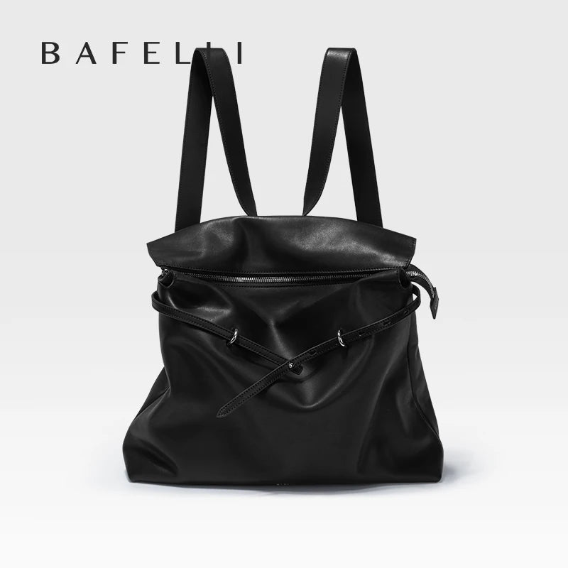 BAFELLI Rucksack aus schwarzem Echtleder, Vorderansicht mit Doppelträgern und Reißverschluss
