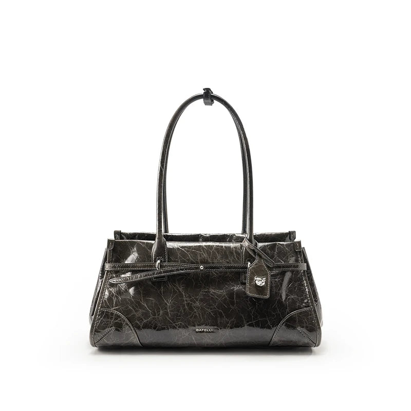 Handtasche aus Saffiano-Lederoptik, schwarze Farbe, frontale Ansicht mit Schlossanhänger