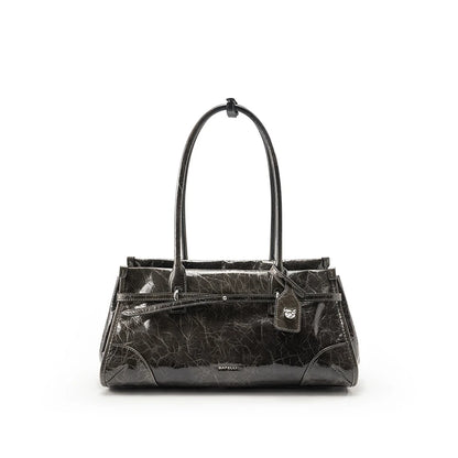 Handtasche aus Saffiano-Lederoptik, schwarze Farbe, frontale Ansicht mit Schlossanhänger