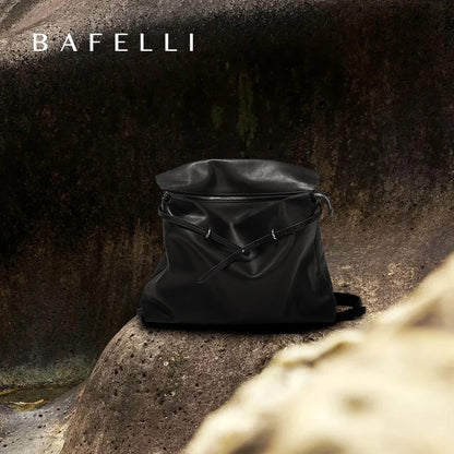 BAFELLI Rucksack aus schwarzem Echtleder mit Klappenöffnung und Querriemen