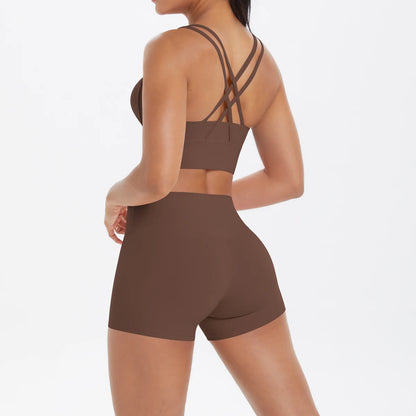 Braunes Yoga-Set mit Sport-BH und Shorts, gekreuzte Rücken-Träger