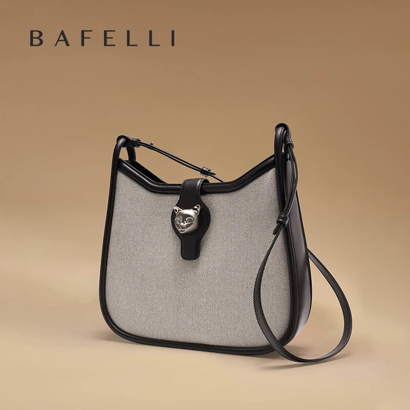 Beige Schultertasche mit schwarzem Besatz, Kordelriemen und Metallverschluss-Anhänger.